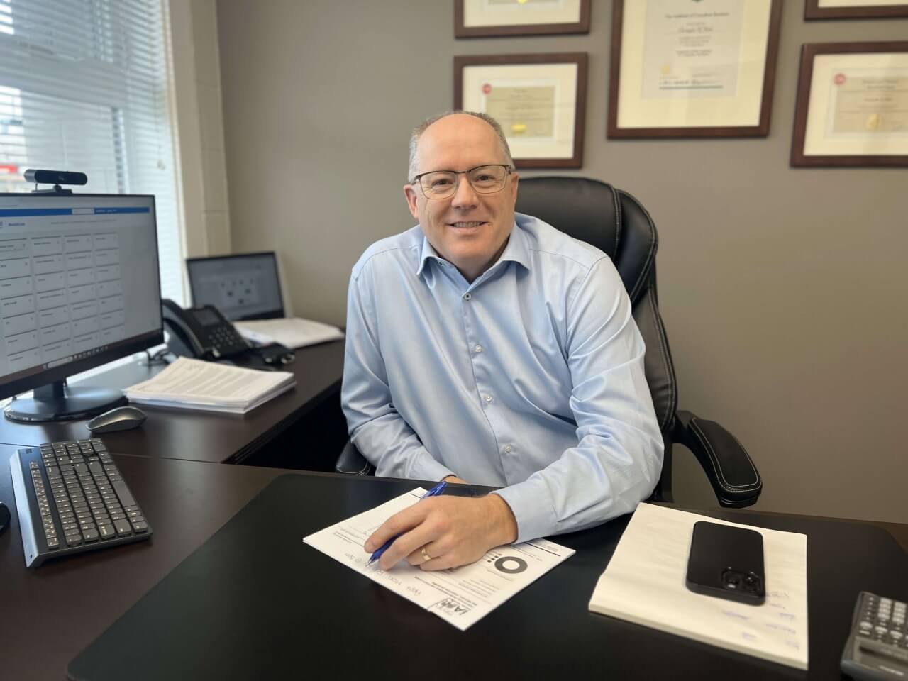 IA Private Wealth - Chris at desk