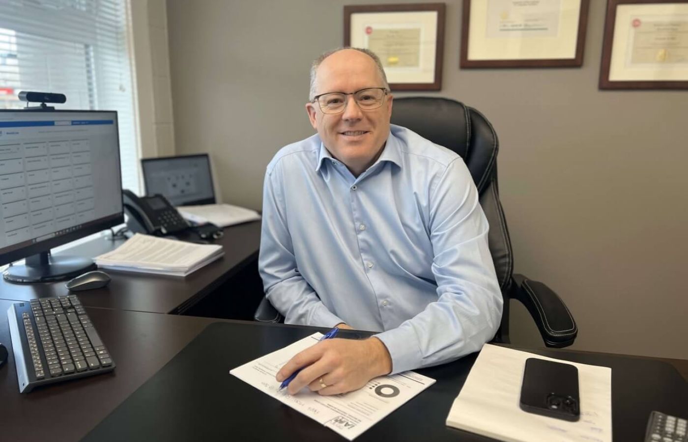 IA Private Wealth - Chris at desk